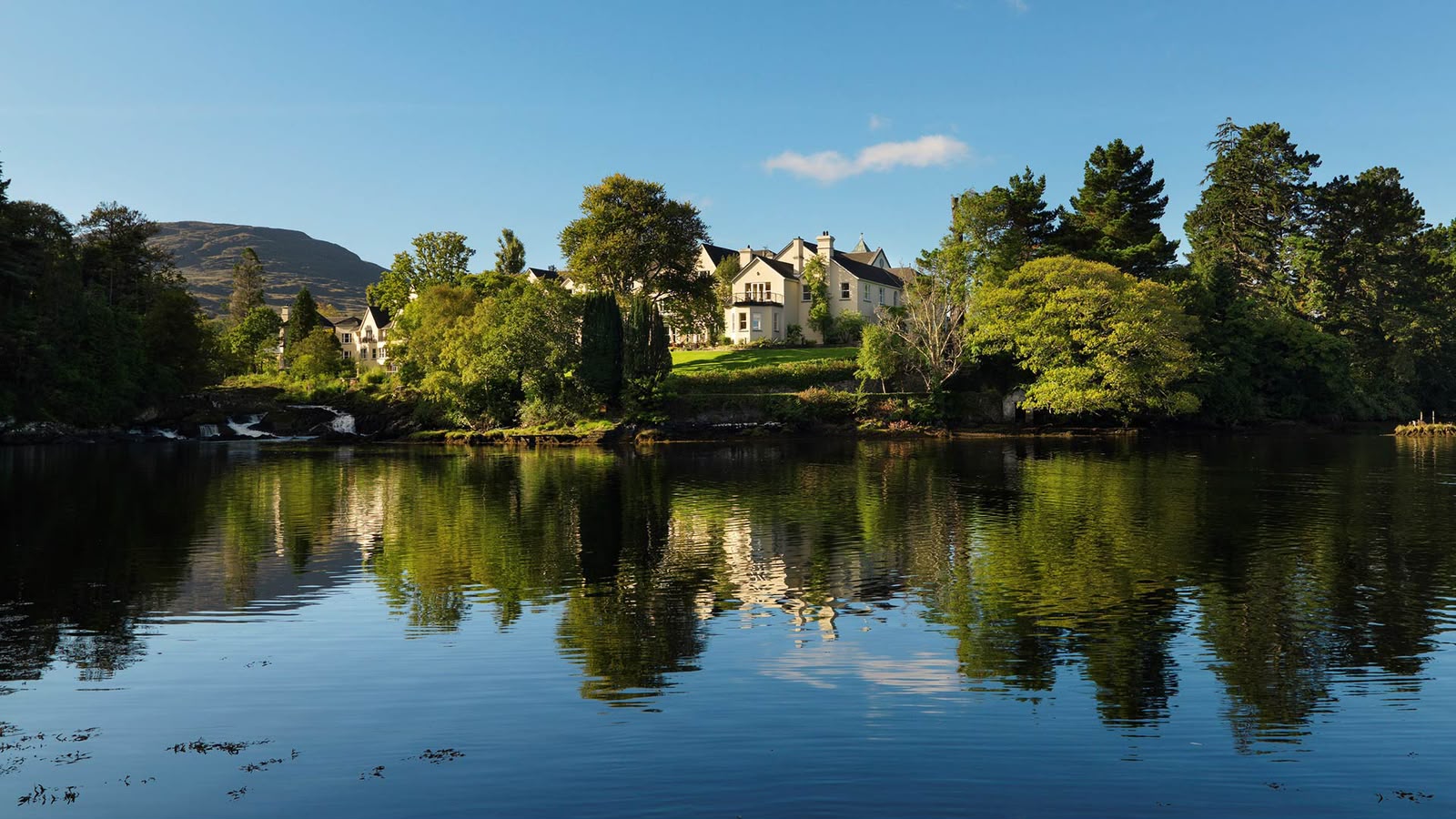 Sheen Falls Lodge aan het water